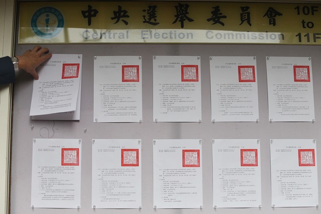 Komisi Pemilihan Pusat (Central Election Commission, CEC) telah mengumumkan 10 materi referendum yang akan digelar bersamaan dengan pemilihan kepala daerah pada bulan November mendatang. Untuk pertama kalinya batas usia pemilih diturunkan dari usia 20 tahun menjadi 18 tahun, sehingga anggota masyarakat yang berusia 18 tahun ke atas kini memiliki hak suara.