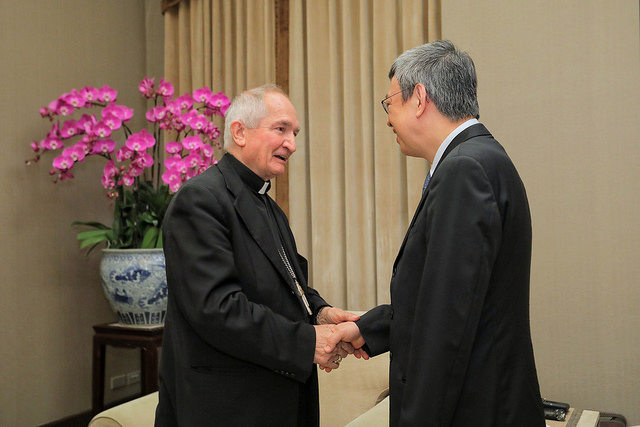 รองปธน.เฉินเจี้ยนเหรินให้การต้อนรับอัครมุขนายก Silvano Maria Tomasi อดีตผู้แทนสำนักวาติกันประจำนครเจนีวาและสหประชาชาติ ทำเนียบประธานาธิบดี วันที่ 30 ต.ค.61