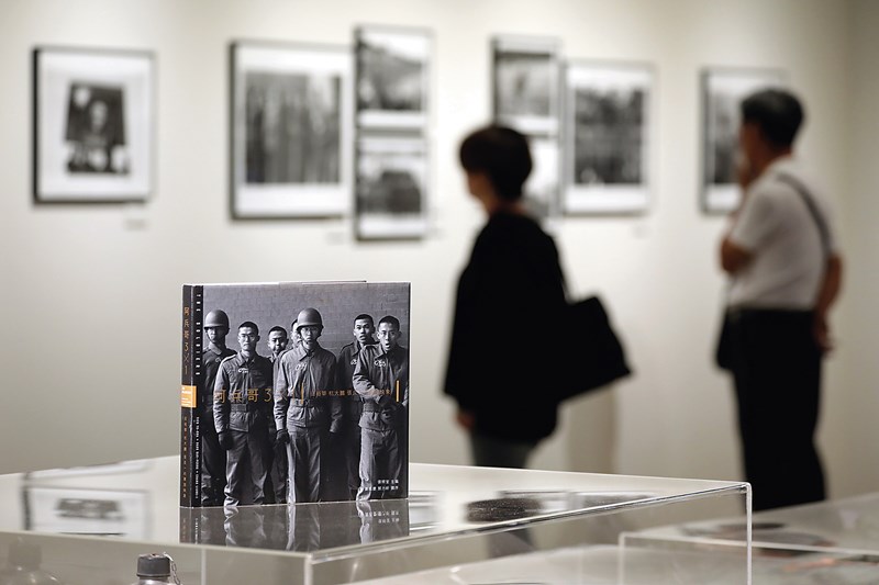 先出書,後辦展。「阿兵哥——軍旅記憶」是台灣第一個以阿兵哥角度來觀看與紀錄的攝影展。(林格立攝)