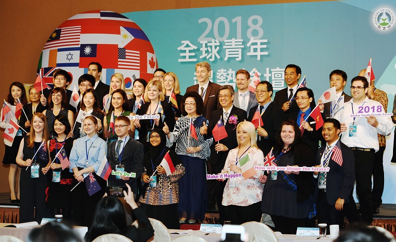 รองปธน.เฉินเจี้ยนเหริน (แถวที่ 4 คนที่2 จากขวา) เป็นประธานในพิธีเปิดการประชุม 2018 Global Youth Trend Forum เมื่อวันที่ 3 พ.ย.ที่ผ่านมา พร้อมถ่ายภาพร่วมกับเยาวชนจาก 19 ประเทศ สำนักข่าว CNA วันที่ 3 พ.ย. 61