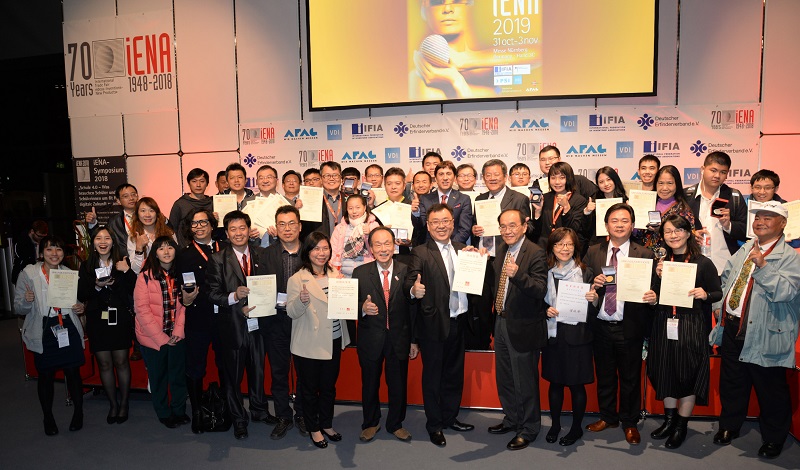 คณะตัวแทนจากสาธารณรัฐจีน (ไต้หวัน) ที่ไปร่วมงาน iENA 2018 สามารถคว้า 13 เหรียญทอง 12 เหรียญเงิน และ 11 เหรียญทองแดง (ภาพโดยนายเสิ่นอวี้หาว หัวหน้าคณะ) สำนัข่าว CNA วันที่ 4 พ.ย. 61