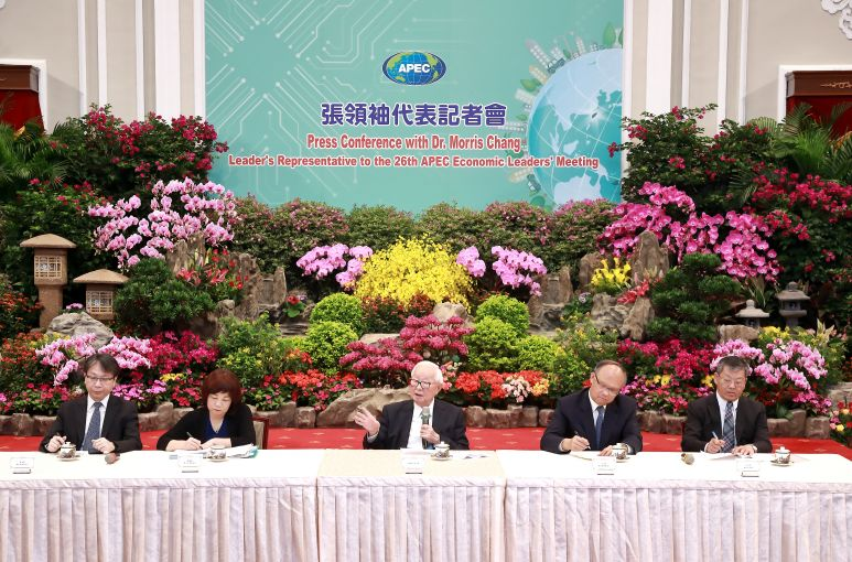Hội nghị Thượng đỉnh Diễn đàn Hợp tác Kinh tế châu Á-Thái Bình Dương (APEC) sẽ diễn ra từ ngày 12/11 đến ngày 18/11/2018 tại Papua New Guinea. Sáng 12/11/2018, đại diện lãnh đạo Đài Loan Trương Trung Mưu (giữa) đã tổ chức buổi họp báo, giải thích với các giới về nội dung nhiệm vụ trong chuyến đi lần này (Ảnh: Bộ Ngoại giao)