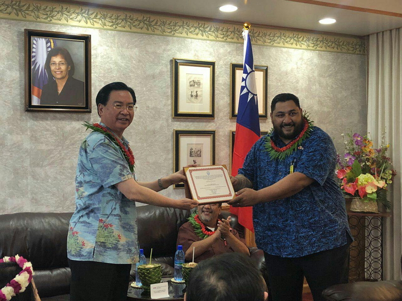 馬國移民局局長Damien Jacklick(右一)頒發首位我國人以免簽入境馬國的證書予吳部長(左ㄧ)