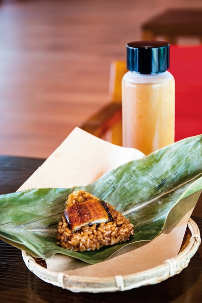 Eagle Hill snacks: Braised eel with Tainan Champion rice steamed in shell ginger leaves, and white wax-apple herbal tea. (photo by Lin Min-hsuan)