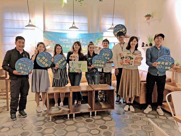 Thẻ Taipei Fun Pass do thành phố Đài Bắc, thành phố Tân Bắc và thành phố Cơ Long cùng hợp tác phát hành mới 1 năm đã tiêu thụ được hơn 100.000 thẻ. Ngày 29/11/2018, Giám đốc Sở Quảng bá Du lịch thành phố Đài Bắc Trần Tư Vũ (thứ 4, bên trái) đã mời những người nổi tiếng trên mạng Internet ở các nước châu Á cùng chia sẻ về kinh nghiệm sử dụng thẻ Taipei Fun Pass (Ảnh do Sở Quảng bá Du lịch thành phố Đài Bắc)