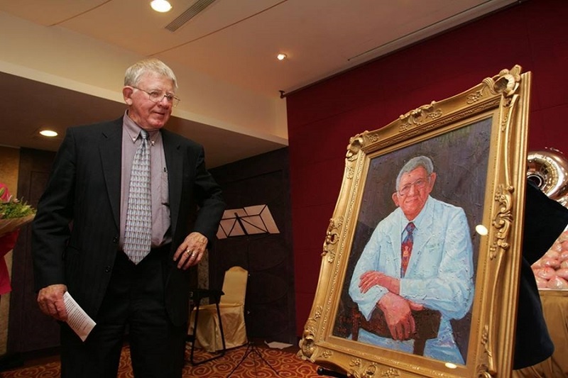 Dr.Samuel Noordhoff (ในภาพ) แพทย์ศัลยกรรมชาวอเมริกันที่อุทิศตนเพื่อไต้หวันเป็นเวลานานถึง 40 ปีได้ถึงแก่กรรมแล้ว ปธน. ไช่อิงเหวิน ได้โพสท์ข้อความทางเฟซบุ๊กขอบคุณ Dr.Samuel ที่รักและดูแลไต้หวันราวกับบ้านเกิดของตนเอง ท่านเป็นคนในครอบครัวเดียวกับพวกเราตลอดกาล