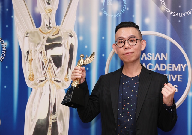Tại lễ trao Giải thưởng Hàn lâm Sáng tạo châu Á 2018 (Asian Academy Creative Awards) tổ chức vào tối 6/12/2018, video game “Kidz” của Đài truyền hình Công cộng (PTS) đã giành Giải thưởng Trò chơi điện tử hay nhất (Best Video Game). Ảnh trên là đại diện PTS, ông Lý Tường lên nhận giải thưởng (Ảnh: CNA)