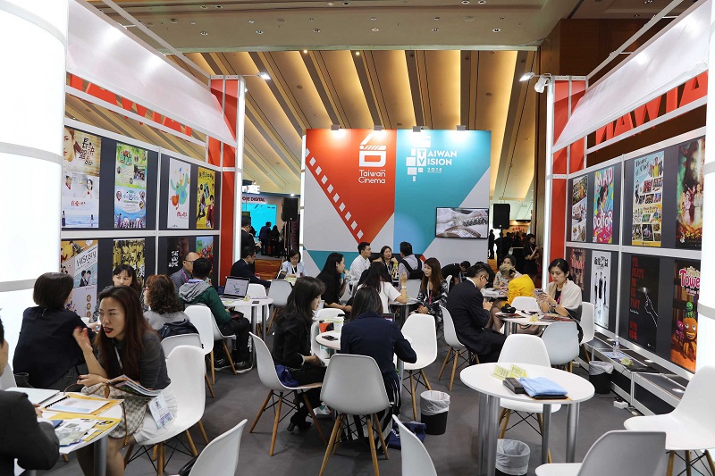 Asia TV Forum & Market 19 และงาน Screen Singapore เปิดฉากขึ้นเมื่อวันที่ 5 ธันวาคมที่ผ่านมา ไต้หวันเข้าร่วมในลักษณะ Country Pavilion เป็นปีที่ 3 แล้ว โดยนำผลงานรวม 118 เรื่องไปจัดแสดง ตามภาพคือบรรยากาศการเจรจาธุรกิจกับผู้ซื้อจากต่างประเทศภายในคูหาวีดิทัศน์ไต้หวัน CNA วันที่ 5 ธ.ค. 61