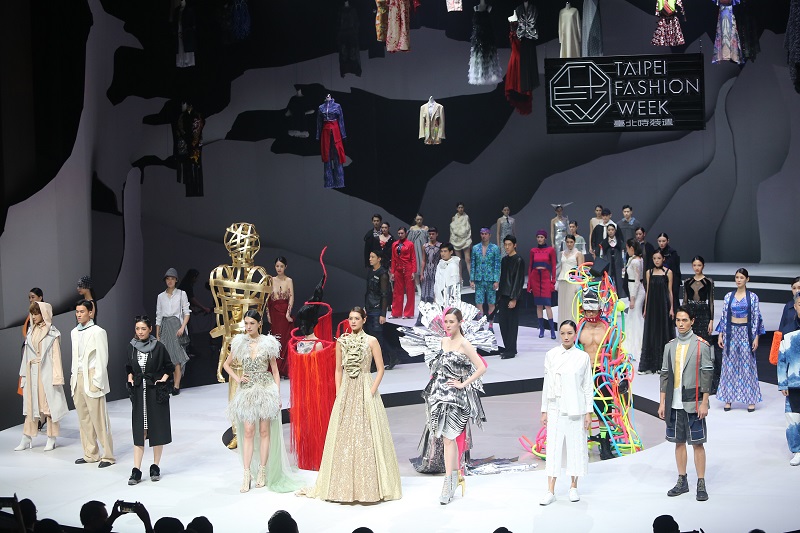 กระทรวงวัฒนธรรม จัดสัปดาห์แฟชั่นไทเป 2018 (2018 Taipei Fashion Week ss19) โดยทำพิธีเปิดเมื่อค่ำวันที่ 6 ธ.ค. ที่ผ่านมา ณ Taiwan Traditional Theatre Center หลินเจียฉี (แถวหน้าคนที่ 5 จากซ้าย) นางแบบชื่อดัง นำทีมนางแบบจำนวนมากสวมใส่ผลงานของดีไซเนอร์ชื่อดังของไต้หวัน สำนักข่าว CNA วันที่ 6 ธ.ค. 61