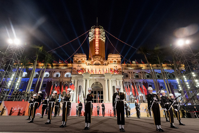 Suasana pelaksanaan upacara bendera di halaman Istana Kepresidenan. Pada tanggal 1 Januari 2019, upacara bendera akan dimulai pukul 06.30-09.30 pagi, dan area upacara akan mulai dibuka untuk masyarakat umum pada pukul 04.30. (Foto oleh Office of the President, ROC)