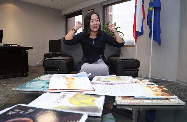 Cô Lương Thần (ảnh) là phu nhân Đại diện Slovakia tại Đài Loan Martin Podstavek. Với học vị tiến sĩ văn học ngôn ngữ Slovakia và niềm đam mê dịch thuật, cô hy vọng sẽ đưa sách thiếu nhi Đài Loan đến với Slovakia và giới thiệu sách thiếu nhi của Slovakia cho các bạn nhỏ Đài Loan (Ảnh: CNA)