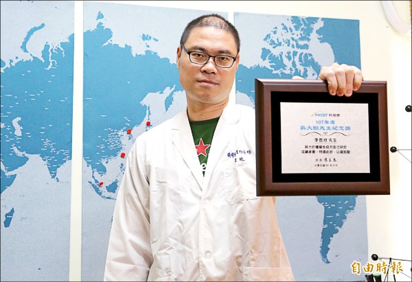 Phó Giáo sư Lý Triết Hân ở khoa Sinh vật học, Đại học Trung Sơn đã giành Giải thưởng Ngô Đại Du của Bộ Khoa học Kỹ thuật với thành quả nghiên cứu sử dụng “vi khuẩn Salmonella đã suy yếu” để ức chế khối u ác tính (Ảnh: LTN)