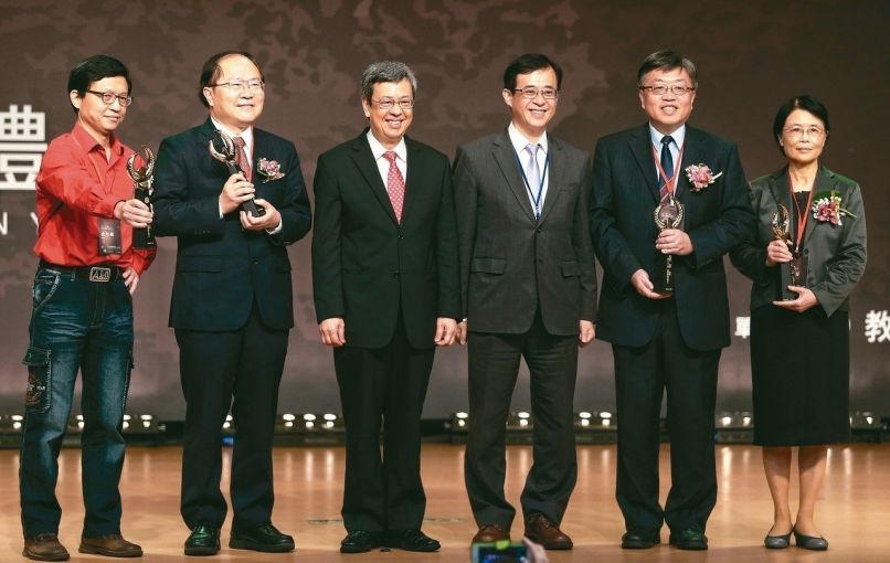 Ngày 9/1/2019, Phó Tổng thống Trần Kiến Nhân (thứ 3, từ trái qua) đã trao tặng Giải thưởng Giảng viên Quốc gia lần thứ 22 cho những người đoạt giải. Bốn giải thưởng năm nay đều thuộc về các giáo sư trường Đại học Quốc gia Đài Loan (NTU) bao gồm: Giáo sư Thẩm Xuyên Châu ở khoa Địa chất (người đầu tiên bên trái), Giáo sư Lưu Cẩm Thiêm ở khoa Kinh tế học (thứ 2, từ trái qua), Giáo sư Trần Minh Hiến ở khoa Kỹ thuật điện cơ (thứ 2, từ phải qua) và Giáo sư Điền Huệ Phần ở Học viện Y khoa (người đầu tiên bên phải) (Ảnh: UDN)