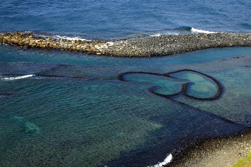 The “Twin Hearts” stone fish trap in Qimei. (photo by Jimmy Lin)