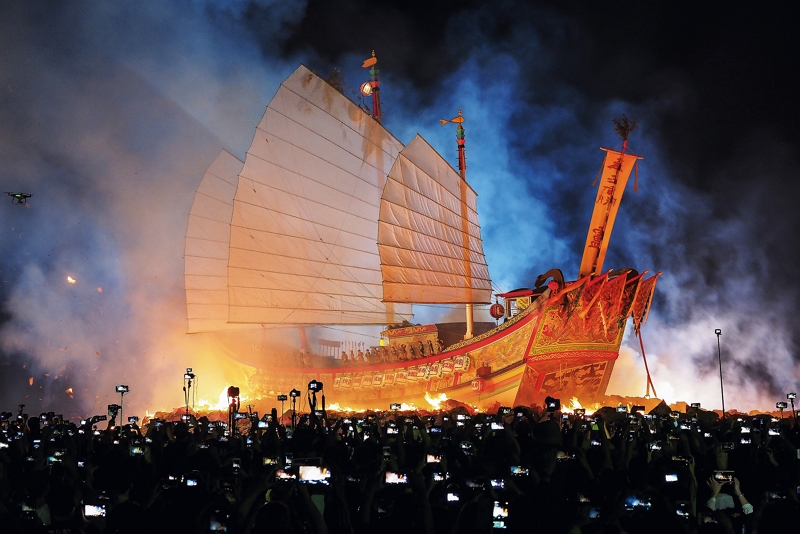 Wangye Worshipping Ceremony--Burning the Wangye Boat (photo by Jimmy Lin)