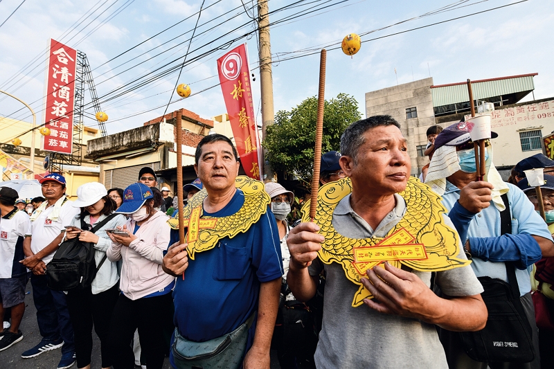 Believers down on their luck or suffering ailments come to Wangye in ceremonial cangues, praying for a turn in their fortunes. (photo by Chuang Kung-ju)