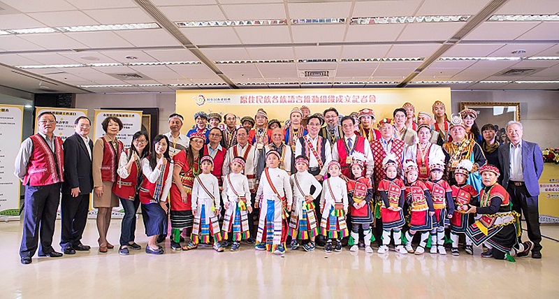 Tổ chức UNESCO quy định ngày 21/2 hàng năm là Ngày tiếng mẹ đẻ Quốc tế (International Mother Language Day). Tại buổi họp báo tổ chức ngày 20/2, Ủy ban dân tộc nguyên trú (CIP) cho biết: Căn cứ quy định nêu trong “Luật Phát triển ngôn ngữ Dân tộc nguyên trú”, CIP hỗ trợ 16 dân tộc nguyên trú thành lập các tổ chức thúc đẩy ngôn ngữ dân tộc và cấp giấy chứng nhận cho các tổ chức này (Ảnh: CIP)