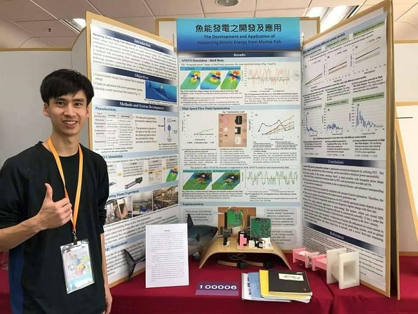 Em Trần Hoài Phác (ảnh), học sinh lớp 11 trường THPT An Lạc, thành phố Cơ Long đã giành giải nhất nhóm Kỹ thuật của Triển lãm Khoa học Quốc tế Đài Loan với sáng kiến “Phát triển và ứng dụng phát điện năng lượng cá”. Tháng 5 tới, em sẽ đi Mỹ tham dự “Cuộc thi Khoa học Kỹ thuật Quốc tế” (ISEF) (Ảnh do trường THPT An Lạc cung cấp)