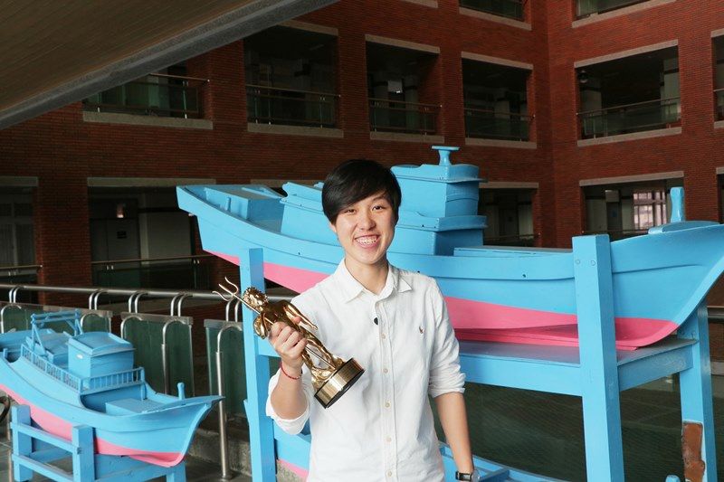 Thạc sỹ Lưu Dịch Hàm-cựu sinh viên khoa Hệ thống và Kỹ thuật cơ điện tàu thủy, Đại học Quốc gia Thành Công (NCKU)-đã đoạt giải Nhà thiết kế trẻ của năm trong Cuộc thi thiết kế du thuyền quốc tế Boat International diễn ra tại Italy vào tháng 1 năm nay (Ảnh: NCKU)