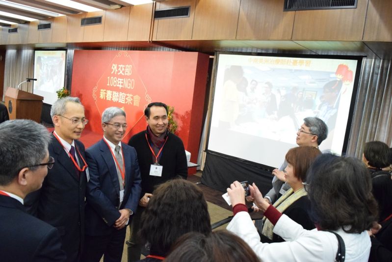 MOFA Deputy Minister Hsu Szu-chien (third left) greets representatives of Taiwan’s nongovernmental organizations during a reception Feb. 23 in Taipei City. (MOFA)
