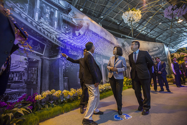 Setelah menghadiri upacara pembukaan pameran, Presiden Tsai Ing-wen menyempatkan diri untuk meninjau lokasi pameran, sambil mengamati keindahan bunga anggrek yang berhasil meraih juara pertama dalam perlombaan tahun ini.  