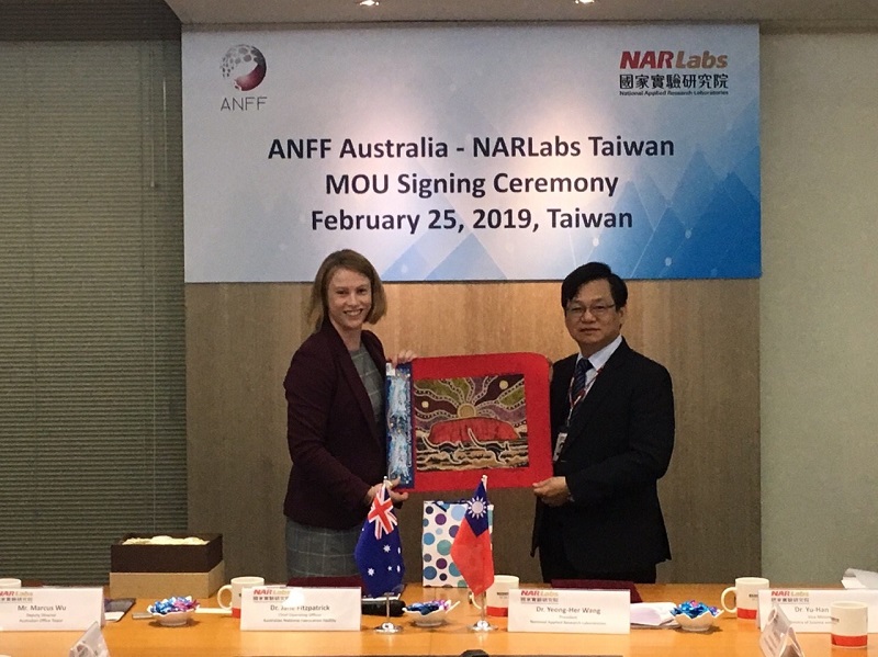 Representatives from Taiwan’s NARLabs (right) and Australia’s ANFF display indigenous artwork depicting Uluru and kangaroos at the memorandum of understanding signing ceremony Feb. 25 in Taipei City. (Courtesy of NARLabs)