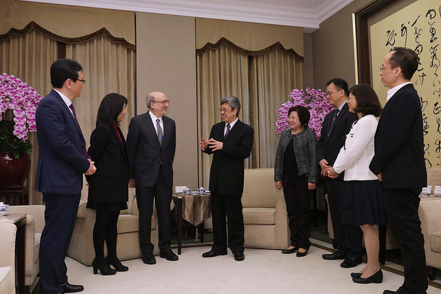 Vice President Chen Chien-jen (center) greets international workplace health and safety experts David Michaels (third left), and Park Seung-hyun (left) at the Office of the President March 6 in Taipei City. (Courtesy of Office of the President)