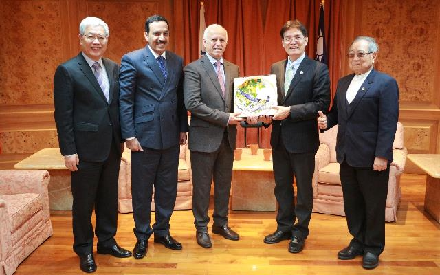 SA Director-General Kao Chin-hsung (second right), CTSA President Steven S. K. Chen (left) and ASC President Sheikh Ali Bin Abdulla Al Khalifa (third left) are all smiles at Sports Administration headquarters March 26 in Taipei City. (Courtesy of SA)