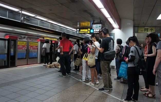 Penumpang yang beruntung ini berhak atas hadiah tiket gratis naik Taipei MRT selama satu tahun, dan laptop senilai NT $30.000. 