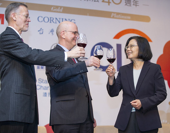 President Tsai Ing-wen (right) toasts the health of Taiwan-U.S. economic relations with DAS David Meale (center) and AIT Director Brent Christensen at the AmCham business banquet April 10 in Taipei City. (Courtesy of PO)