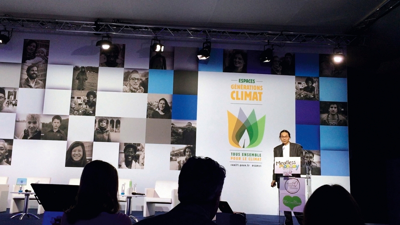 Chang Yu-chuan dalam Konferensi COP21 Paris, selaku koordinator “Senin tanpa daging, Taiwan” menyampaikan pendapatnya. (Foto: Chang Yu-chuan)