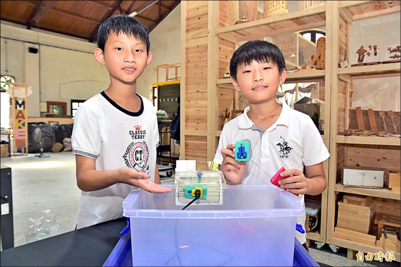 Sản phẩm “Bộ ổ cắm chống nước” của hai em: Giản Tuyển (bên phải) và Tưởng Bỉnh Yến (bên trái) có thiết kế đặc biệt: Khi nước ngập đến một độ cao nhất định thì phích cắm sẽ tự động bật ra, nắp chống nước đóng lại. Sản phẩm này đã giành được huy chương vàng tại vòng loại của Đài Loan để tham dự Cuộc thi Triển lãm Quốc tế dành cho các nhà sáng tạo trẻ (IEYI) (Ảnh: UDN)