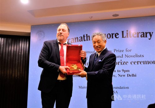 TECC Representative Tien Chung-kwang (right) accepts the Social Achievement Prize on behalf of President Tsai Ing-wen and the people of Taiwan from Rabindranath Tagore Literary Prize CEO Peter Bundalo April 23 in New Delhi. (CNA)