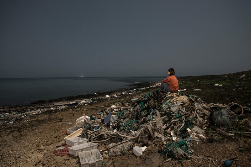 Academic studies indicate that each year about 8 million metric tons of plastic waste are discarded into the ocean, while the United Nations estimates that by 2050 there will be more plastic waste in the sea than fish. (photo by Chuang Kung-ju)