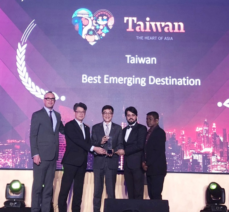 TravelScapes นิตยสารการท่องเที่ยวของตะวันออกกลาง จัดพิธีมอบรางวัลการท่องเที่ยวยอดเยี่ยมในตะวันออกกลาง ประจำปี2019 ซึ่งไต้หวันคว้ารางวัล “แหล่งท่องเที่ยวเกิดใหม่ยอดเยี่ยม” ในภาพคือนายหลินซิ่นเหริ่น (กลาง) ผู้อำนวยสำนักงานการท่องเที่ยวไต้หวันประจำสิงคโปร์ เข้าร่วมพิธีมอบรางวัล (ภาพจากสำนักงานการท่องเที่ยวไต้หวันประจำสิงคโปร์) สำนักข่าว CNA วันที่ 30 เม.ย. 62