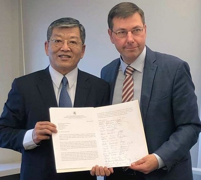 Gần đây, 80 nghị sĩ Quốc hội Lithuania đã gửi thư lên Tổ chức Y tế Thế giới (WHO) để ủng hộ Đài Loan tham dự Đại hội đồng Y tế Thế giới (WHA). Chủ tịch nhóm hữu nghị Đài Loan của Quốc hội Lithuania – ông Gintaras Steponavicus (bên phải) đã trao bản sao bức thư cho Thứ trưởng Bộ Ngoại giao – ông Tạ Vũ Tiều (bên trái) (Ảnh: Bộ Ngoại giao)