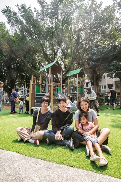 Parks and Playgrounds for Children and by Children’s founder Zoe Lin (middle), secretary-general Ariel Zhang (right) and member Tsai Ching-hua (left) are working together to protect their local parks. (photo by Lin Min-hsuan)