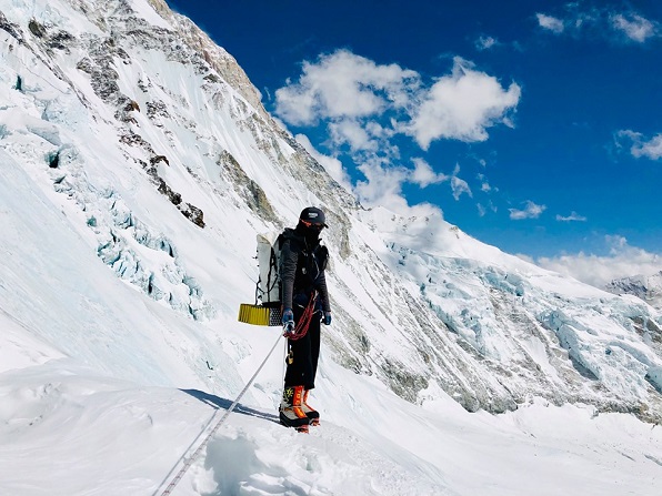Setiap tahun pendaki gunung dari berbagai belahan dunia pergi ke Nepal untuk mendaki Gunung Everest, yang merupakan gunung tertinggi di dunia.