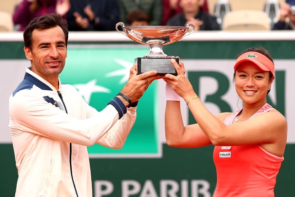 2 năm liền lọt vào trận chung kết đôi nam nữ của Giải Quần vợt Pháp mở rộng (Roland Garros), vận động viên quần vợt nổi tiếng Đài Loan Chiêm Vịnh Nhiên (Latisha Chan) và tay vợt nam người Croatia Ivan Dodig đã bảo vệ thành công chức vô địch đã giành được vào năm ngoái. Họ trở thành đôi vợt đầu tiên giành 2 chức vô địch liên tiếp trong lịch sử giải Roland Garros (Ảnh: Facebook Latisha Chan) 