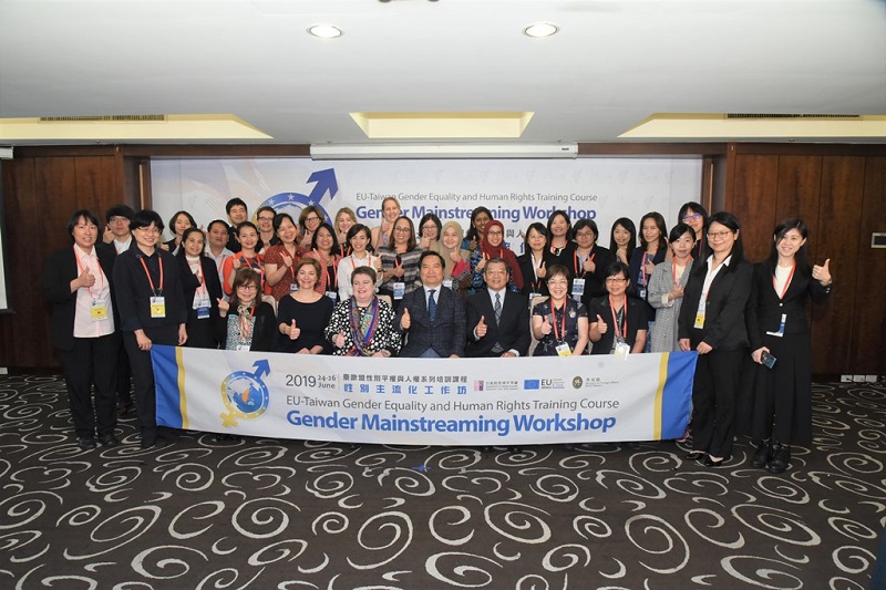 Minister without Portfolio Lo Ping-cheng (center) is joined by MOFA Deputy Minister Kelly Wu-chiao Hsieh (third right) and EETO head Madeleine Majorenko (third left) at the opening of the Taiwan-EU Gender Mainstreaming Workshop June 24 in Taipei City. (Courtesy of GEC)