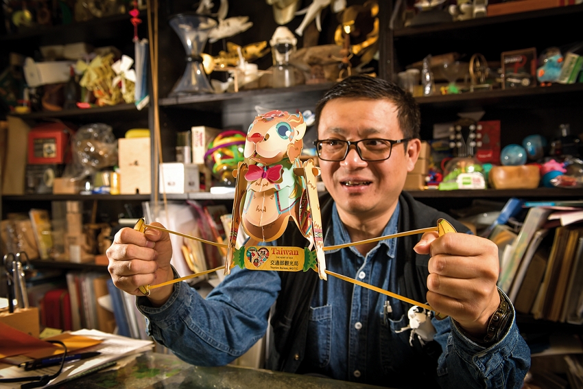 Hung Hsinfu stays in a childlike state of mind, as he wants paper folding to be fun. (photo by Chuang Kung-ju)