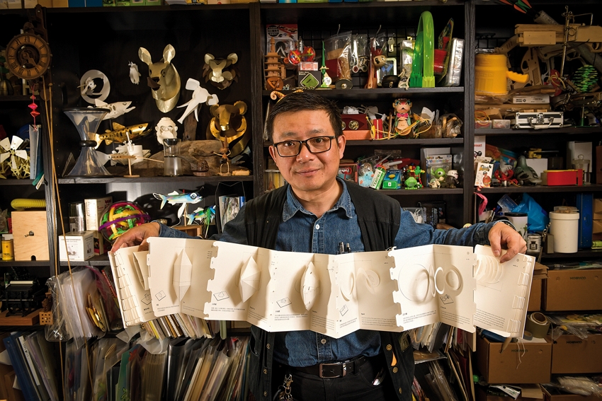 By linking loose-leaf pages together, pop-up books can be extended without limit. (photo by Chuang Kung-ju)