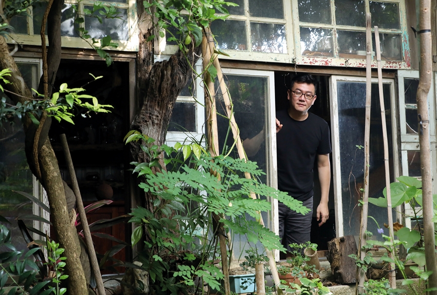 Liang Chaoxun invites everyone to visit the Thousand Fields Seed Museum and experience a seed adventure. (photo by Jimmy Lin)