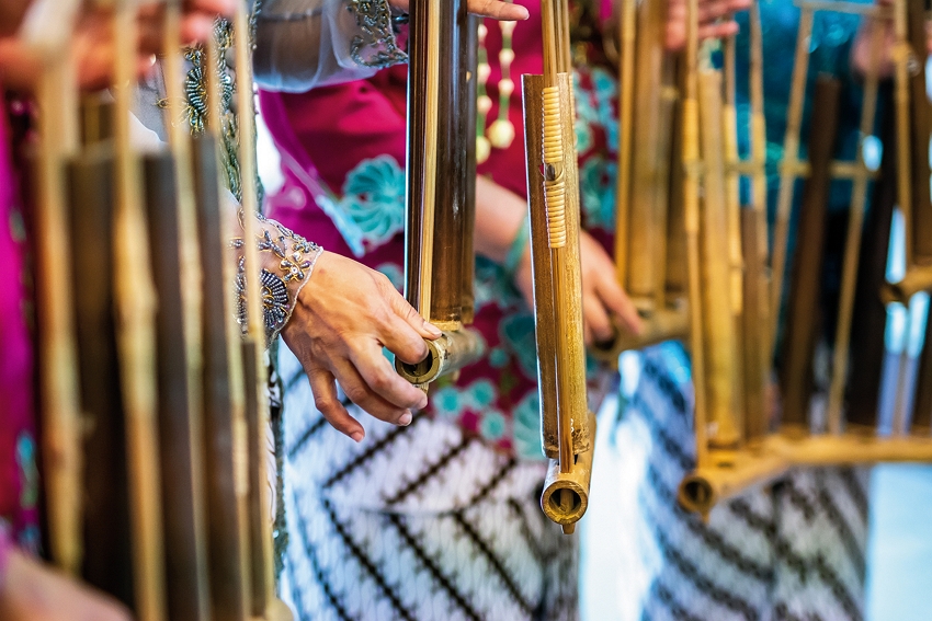 Most of the group’s performers have multiple roles in life, not only carving out time from their work schedules for practices and performances but also frequently volunteering to assist new immigrants and engage in cultural exchange. (photo by Lin Min-hsuan)