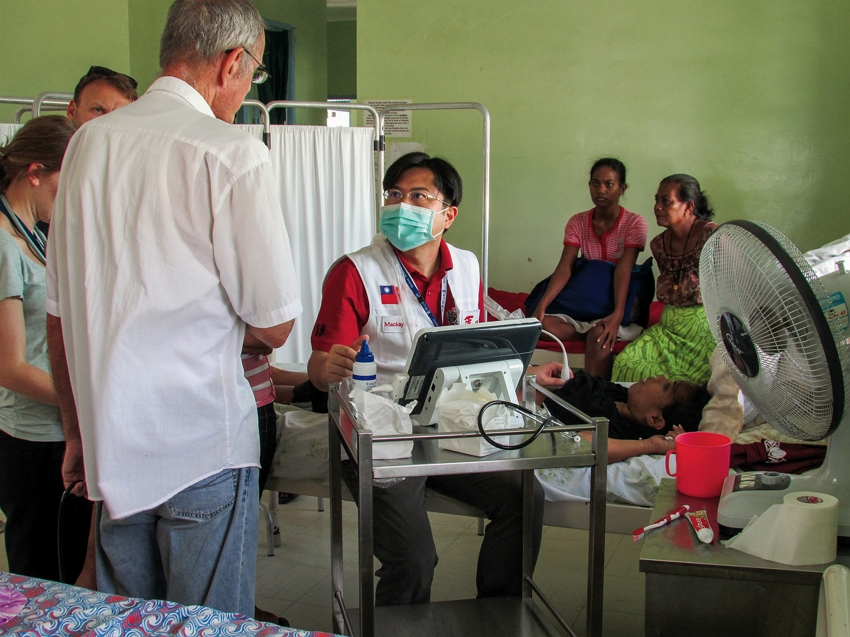 Yu Fa-chang, an attending cardiologist at MacKay Memorial Hospital, offered free clinics in Kiribati and provided clinical training to local doctors. (courtesy of the International Medical Service Center, MMH)