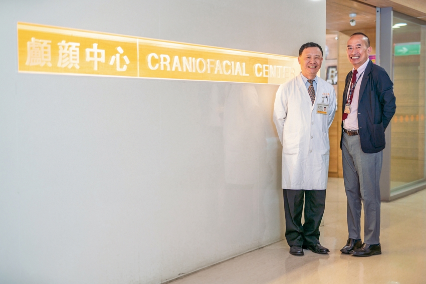 Seed doctor Bona Lotha (right) has learned the latest skills in cleft lip and palate reconstructive surgery from the medical team led by Lo Lun-jou (left), chairman of the Department of Surgery at Chang Gung Memorial Hospital. (photo by Lin Min-hsuan)