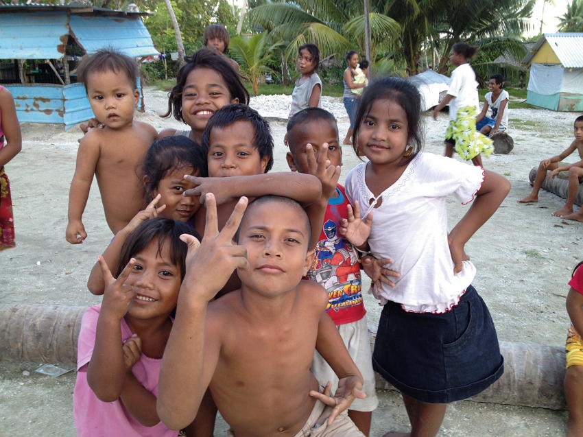 Although the children of Kiribati are lacking in material wealth, they are innately optimistic and active. (courtesy of the International Medical Service Center, MMH)