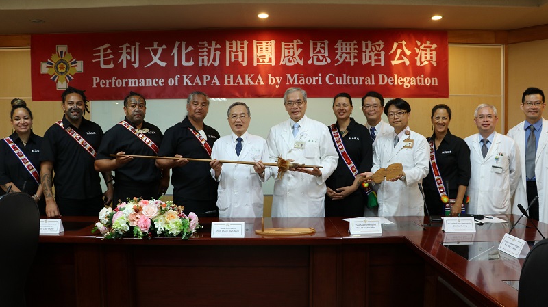 Nhận lời mời của Bộ Văn hóa, gần đây Đoàn giao lưu văn hóa dân tộc Māori của New Zealand đã đến tham dự lễ hội thu hoạch của dân tộc nguyên trú Đài Loan. Ngày 27/7, Trưởng đoàn Craig Muntz đã dẫn đoàn đến thăm Bệnh viện Đa khoa Cựu chiến binh Đài Bắc (TVGH) và biểu diễn điệu múa KAPA HAKA mang nét đặc sắc của dân tộc Māori (Ảnh: TVGH)