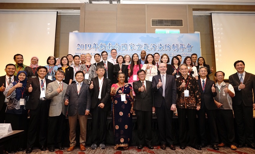 EPA Minister Chang Tzi-chin (sixth right) and AIT Deputy Director Raymond Greene (fifth right) give the thumbs-up alongside experts and officials at the opening ceremony of the annual Taiwan-U.S. organized meeting on air quality management July 30 in northern Taiwan’s Taoyuan City. (Courtesy of Environmental Protection Administration)