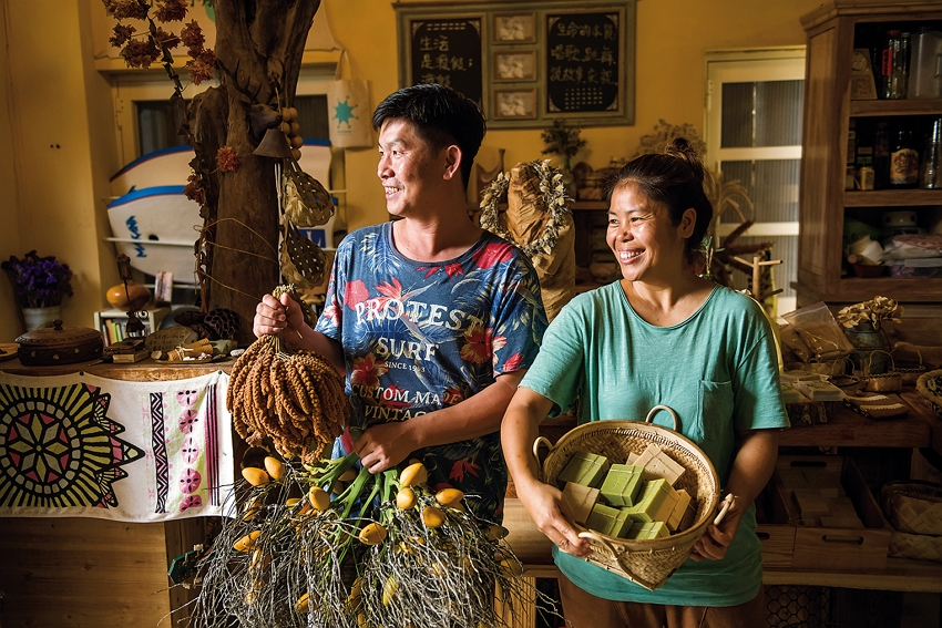 Avi and Dagula, the founders of 9 Dulan Soap, use essences of betelnut, tobacco, and millet in their handmade soaps. The couple feel more confident because these are local ingredients. (photo by Chuang Kung-ju)